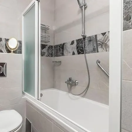 Nena Apartment Split